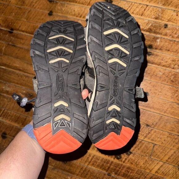 Keen gray & orange sz4 closed toe gorpcore hiking sandals - Picture 2 of 5